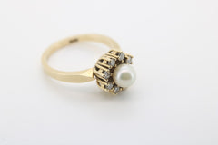 Eleganter Massiver Goldring mit Perle und 8 Brillanten 0,32 ct. – Vintage Stil