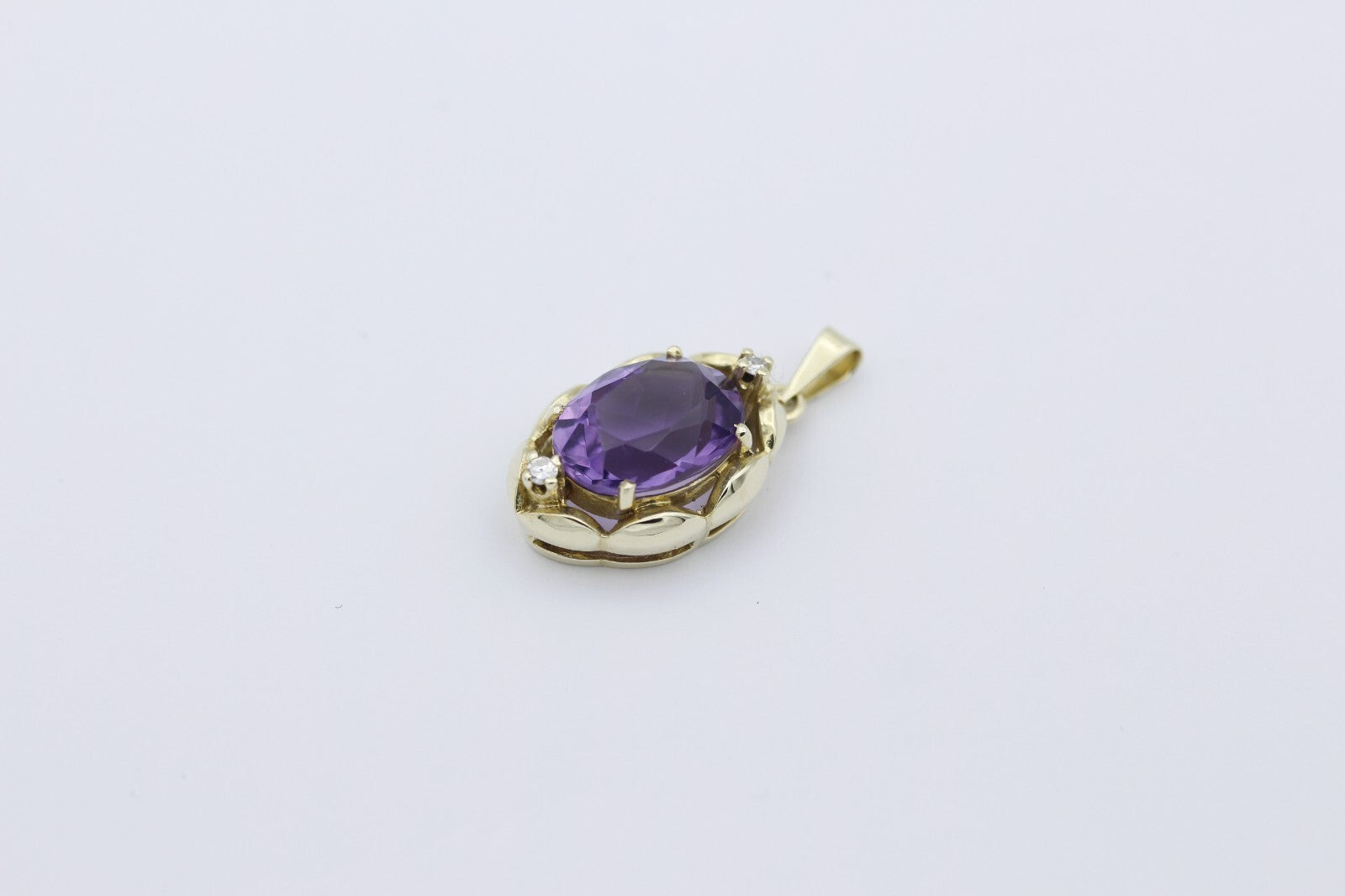 Wunderschöner Anhänger aus 585/14k Gelbgold mit 1 Amethyst & 2 Diamanten