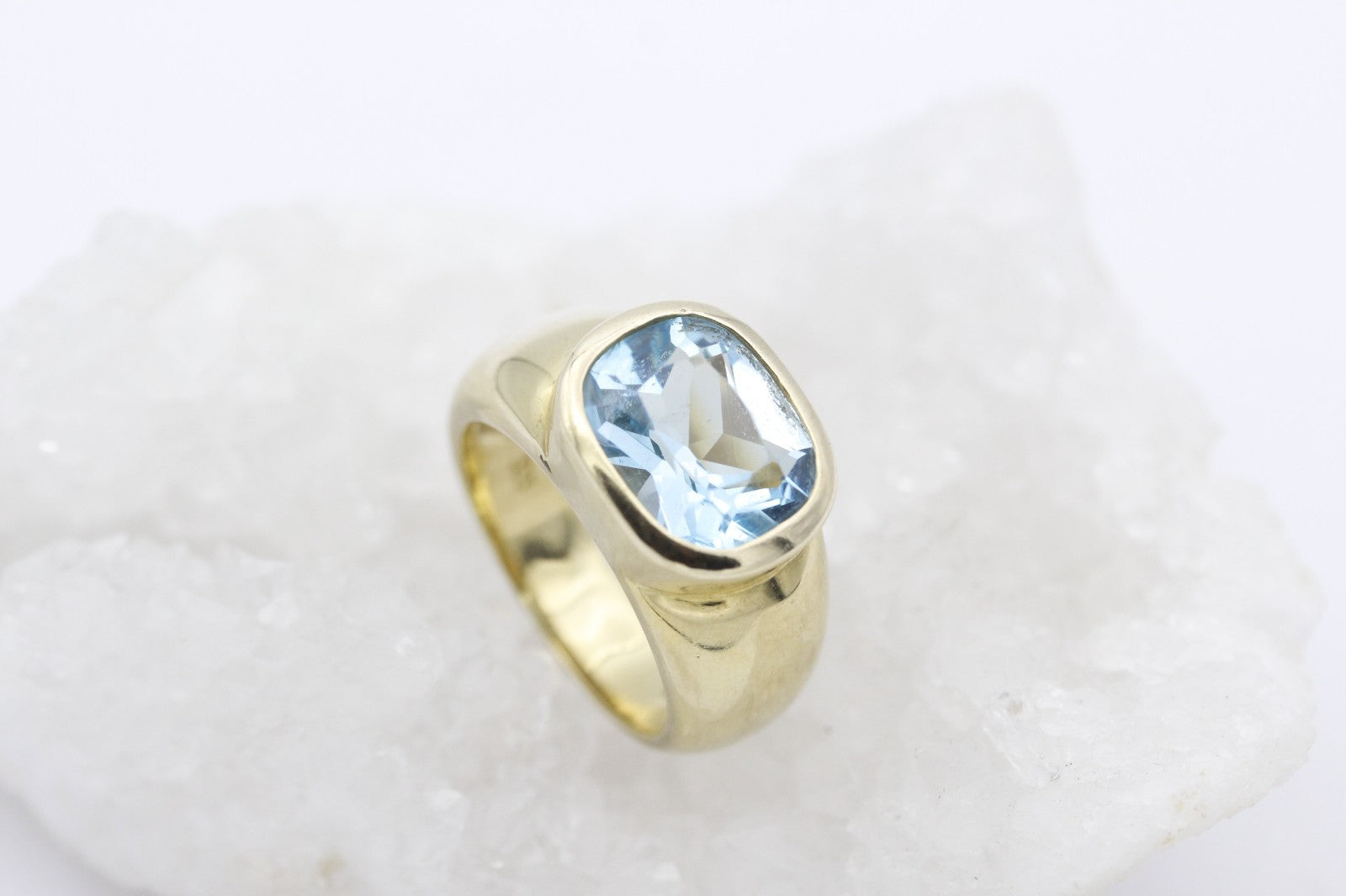 Massiver Gelbgold Unisex Ring aus 333 / 8k mit ein Blautopas | Gr. 57
