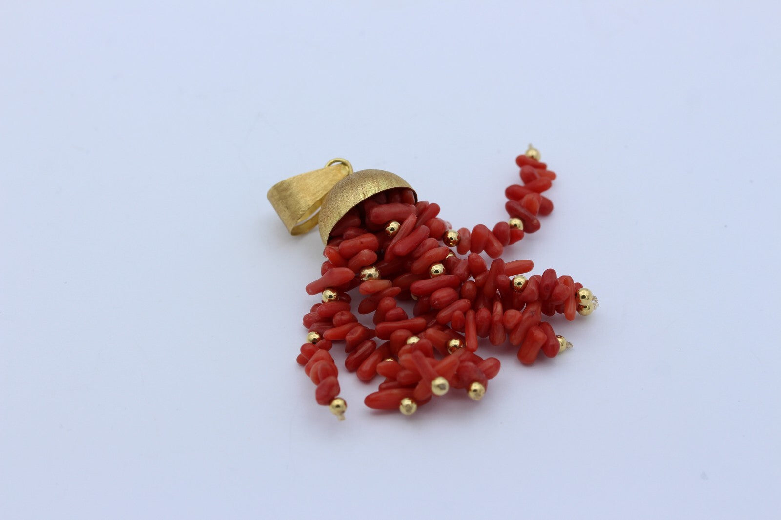 Korallen Anhänger aus 750 / 18k Gelbgold mit kleine Goldkugeln
