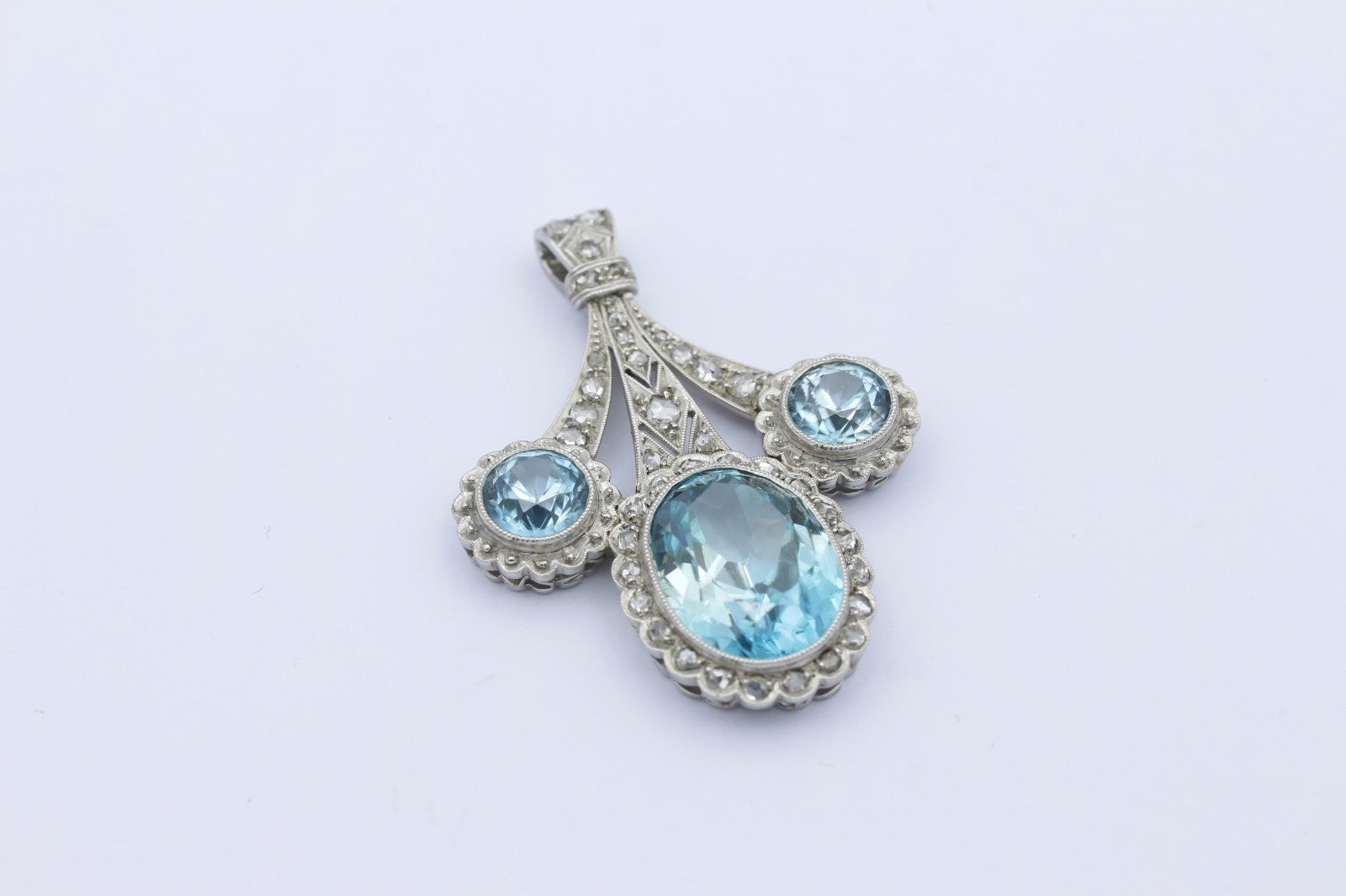 Art Déco Platin Anhänger mit Blaue Edelsteine & Diamanten edles Schmuckstück