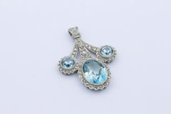 Art Déco Platin Anhänger mit Blaue Edelsteine & Diamanten edles Schmuckstück