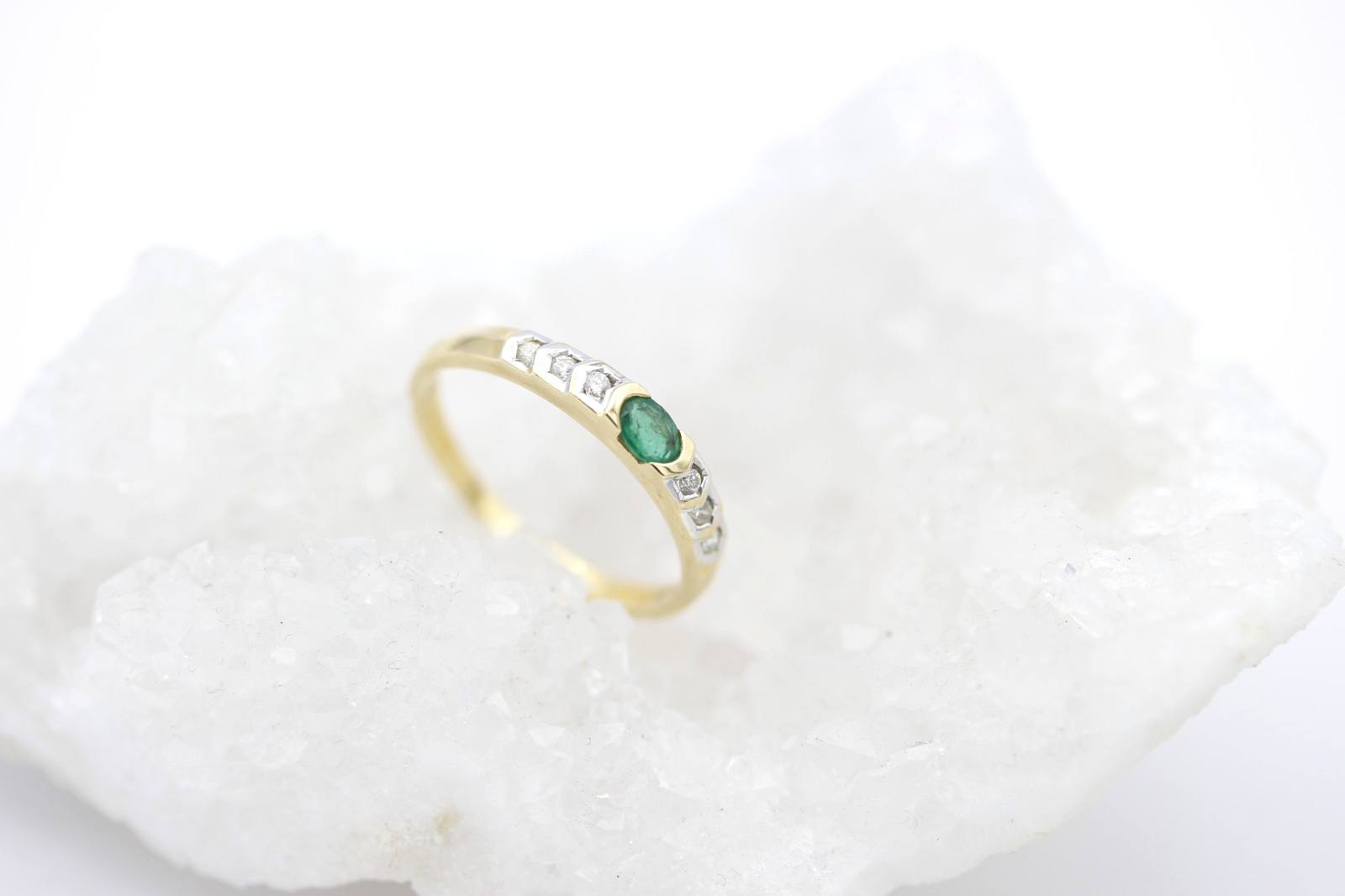 Klassischer Damenring 750 / 18 Karat Gelbgold | mit Smaragd & Diamanten | Gr. 56