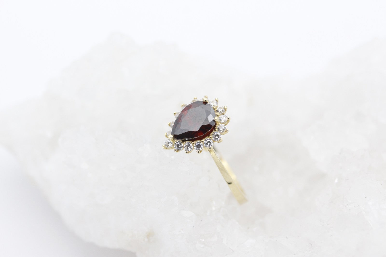 Traumhafter Damen Juwelen Ring aus 585 / 14k Gelbgold mit Granat & weiße Steine