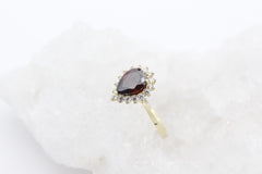 Traumhafter Damen Juwelen Ring aus 585 / 14k Gelbgold mit Granat & weiße Steine