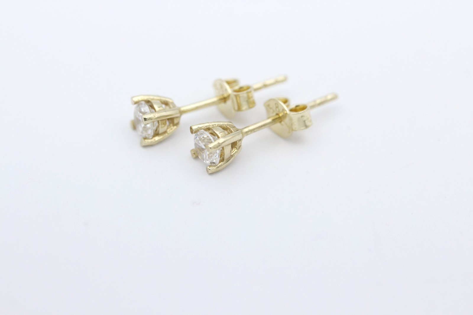 Zarte Ohrstecker Ohrschmuck aus 585 / 14k Gelbgold mit je ein Zirkonia Edelstein