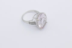 Außergewöhnlicher Damen Ring aus 375 / 9k Weißgold mit Edelstein & Diamanten