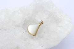 750 Gold Anhänger mit Perlmutt & Brillant – 18K Gelbgold