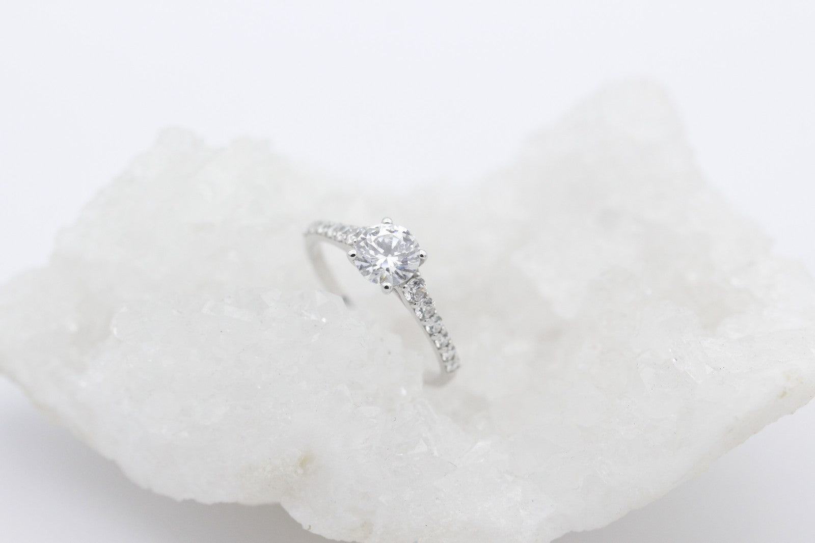 Traumhafter Damen Ring aus 333 / 8k Weißgold mit funkelnde Zirkonia | Gr. 54