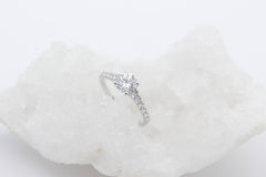 Traumhafter Damen Ring aus 333 / 8k Weißgold mit funkelnde Zirkonia | Gr. 54