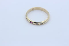 Zarter Damen Juwelen Ring aus 333 / 8k Gelbgold mit ein Rubin & Brillanten