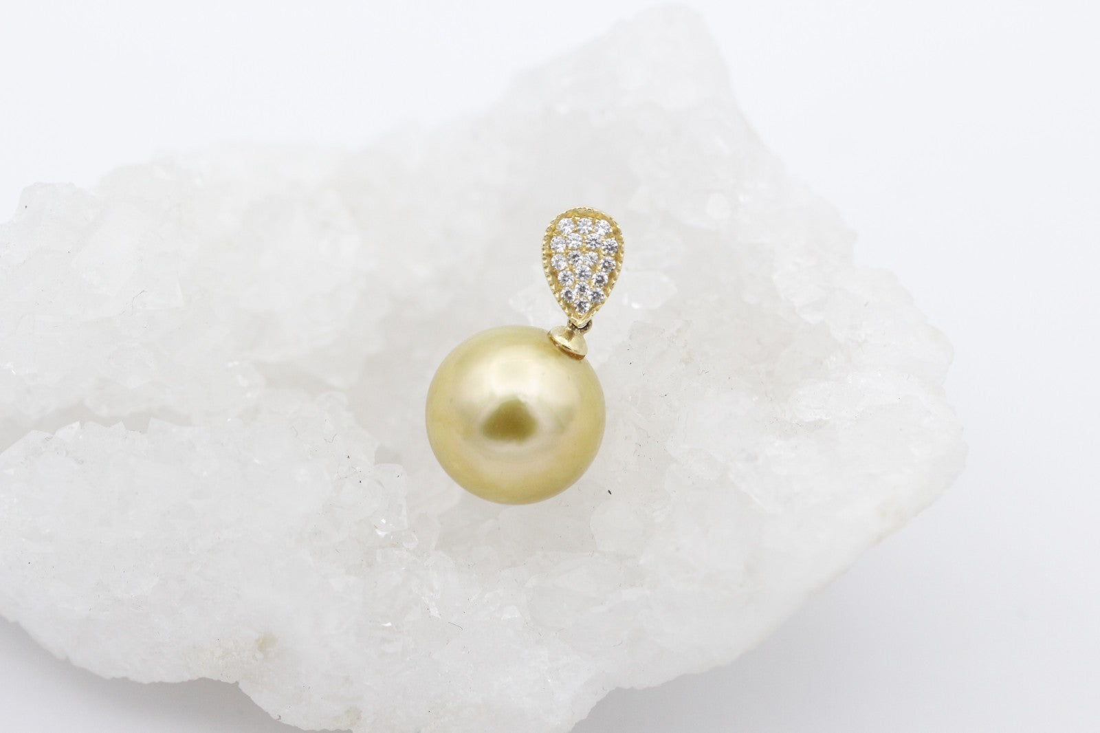 Schöne Perlen Damen Anhänger aus 585 / 14k Gelbgold mit weiße Steine