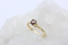 Zarter Solitär Damen Gold Ring aus 585 / 14k Gelbgold mit einem roten Brillanten