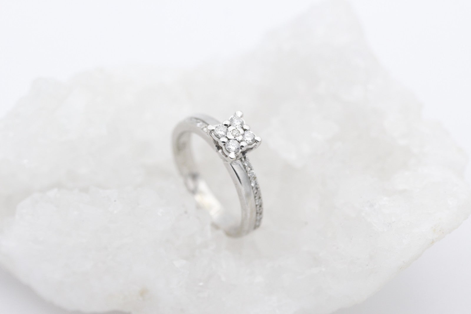 Schöner Damen Ring aus 585 / 14 Karat Weißgold mit Brillanten | Gr. 52