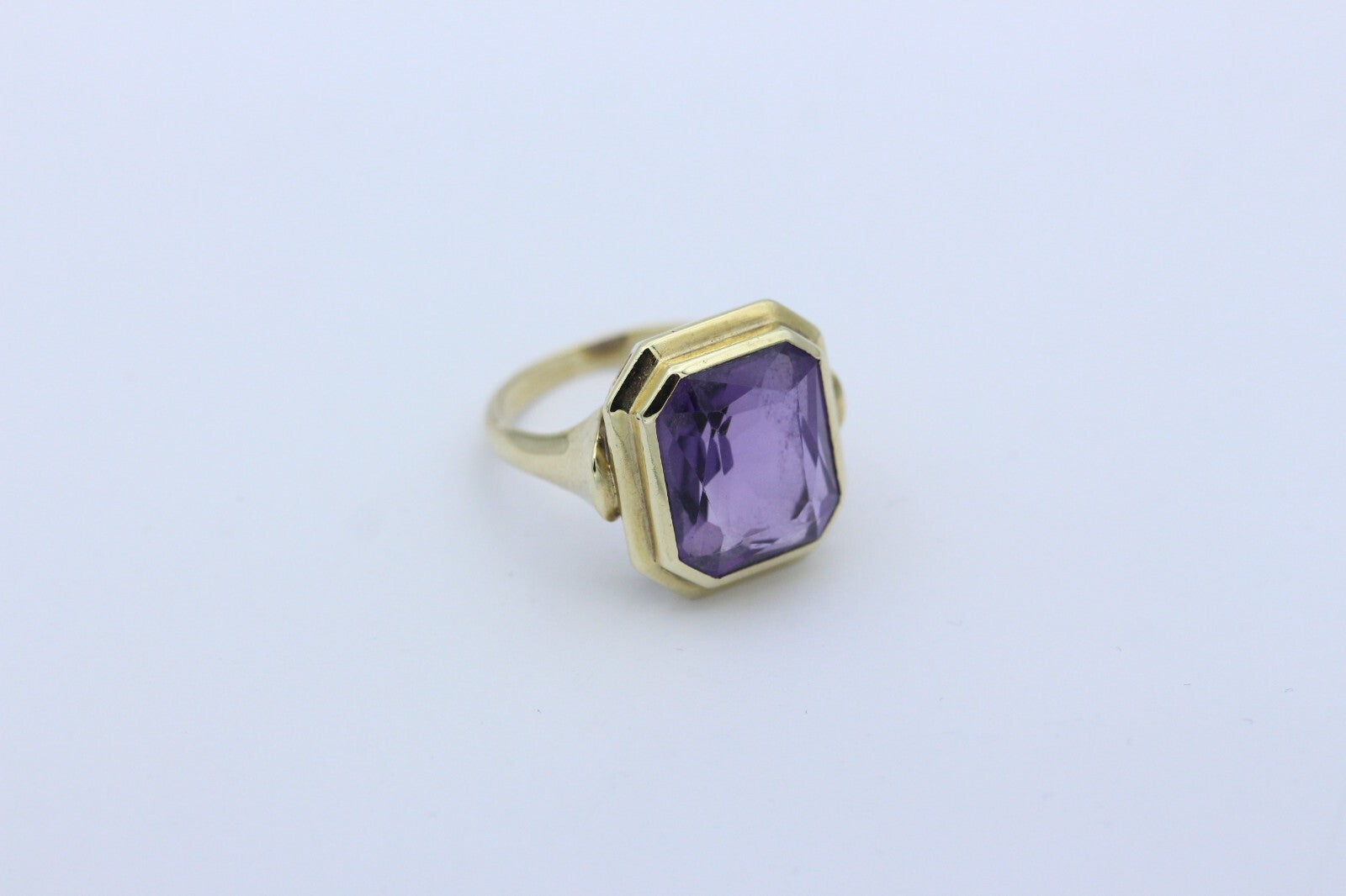 Massiver Damen Gold Ring aus 333 / 8k Gelbgold mit ein Lila Edelstein "Amethyst"