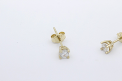 Zarte Ohrstecker Ohrschmuck aus 585 / 14k Gelbgold mit je ein Zirkonia Edelstein