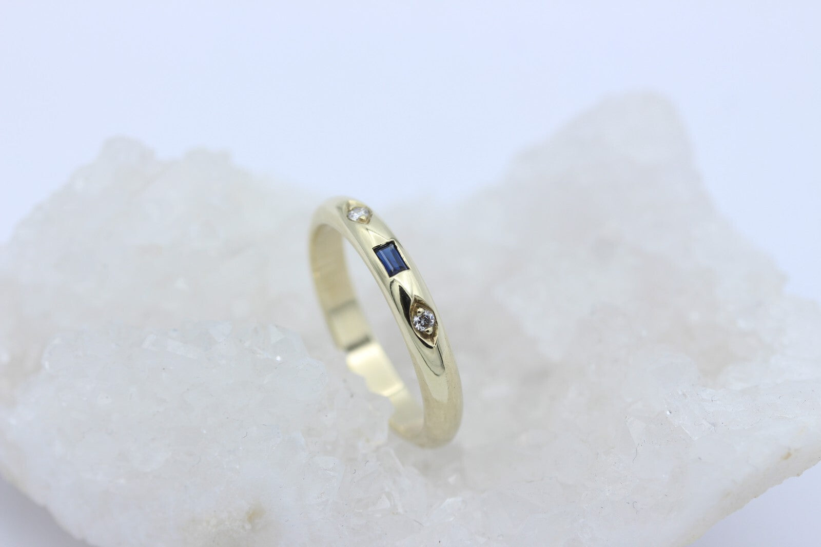 Zarter Damen Juwelen Ring aus 333 / 8k Gelbgold mit ein Saphir & Brillanten