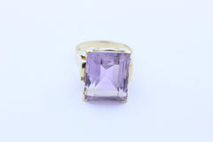 Schöner Damen Ring aus 585 / 14k Gelbgold mit ein Lila Edelstein ( Amethyst )