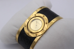Gucci Twirl 112 breiter Armreif Damenuhr Edelstahl Vergoldet