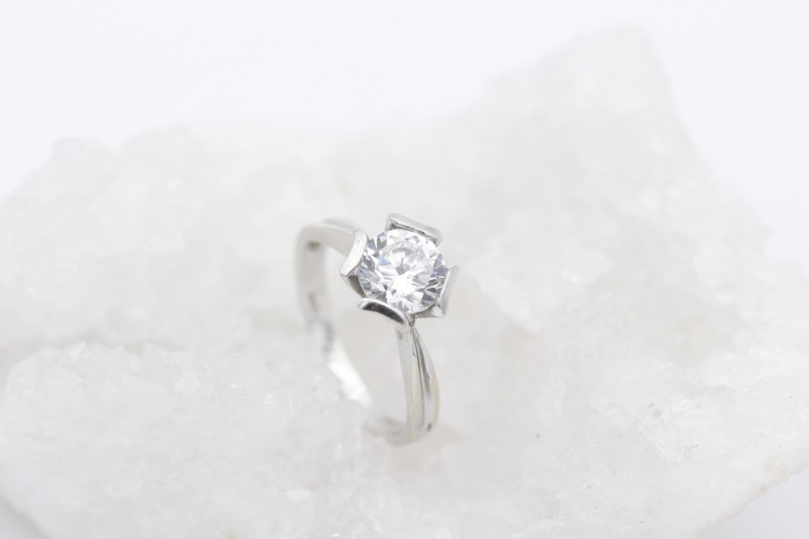 Schöner Solitär Damen Ring aus 750 / 18k Weißgold mit ein Zirkonia Edelstein