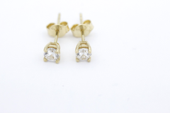 Zarte Ohrstecker Ohrschmuck aus 585 / 14k Gelbgold mit je ein Zirkonia Edelstein