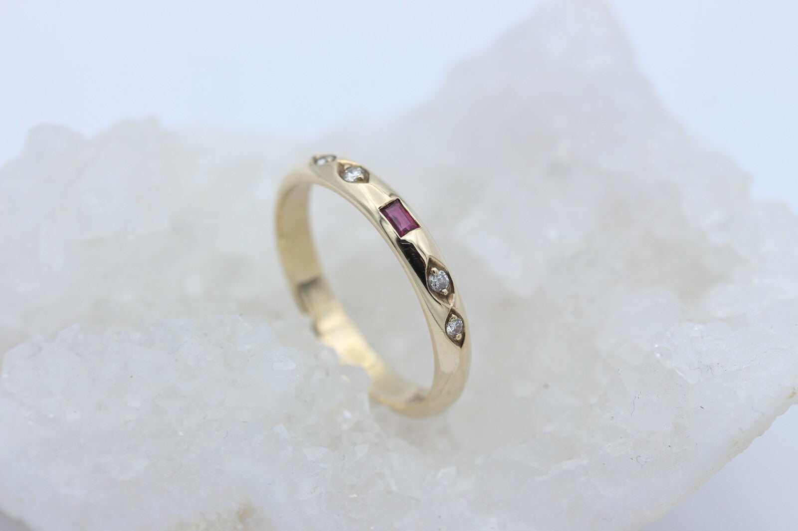 Zarter Damen Juwelen Ring aus 333 / 8k Gelbgold mit ein Rubin & Brillanten