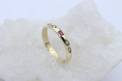 Zarter Damen Juwelen Ring aus 333 / 8k Gelbgold mit ein Rubin & Brillanten