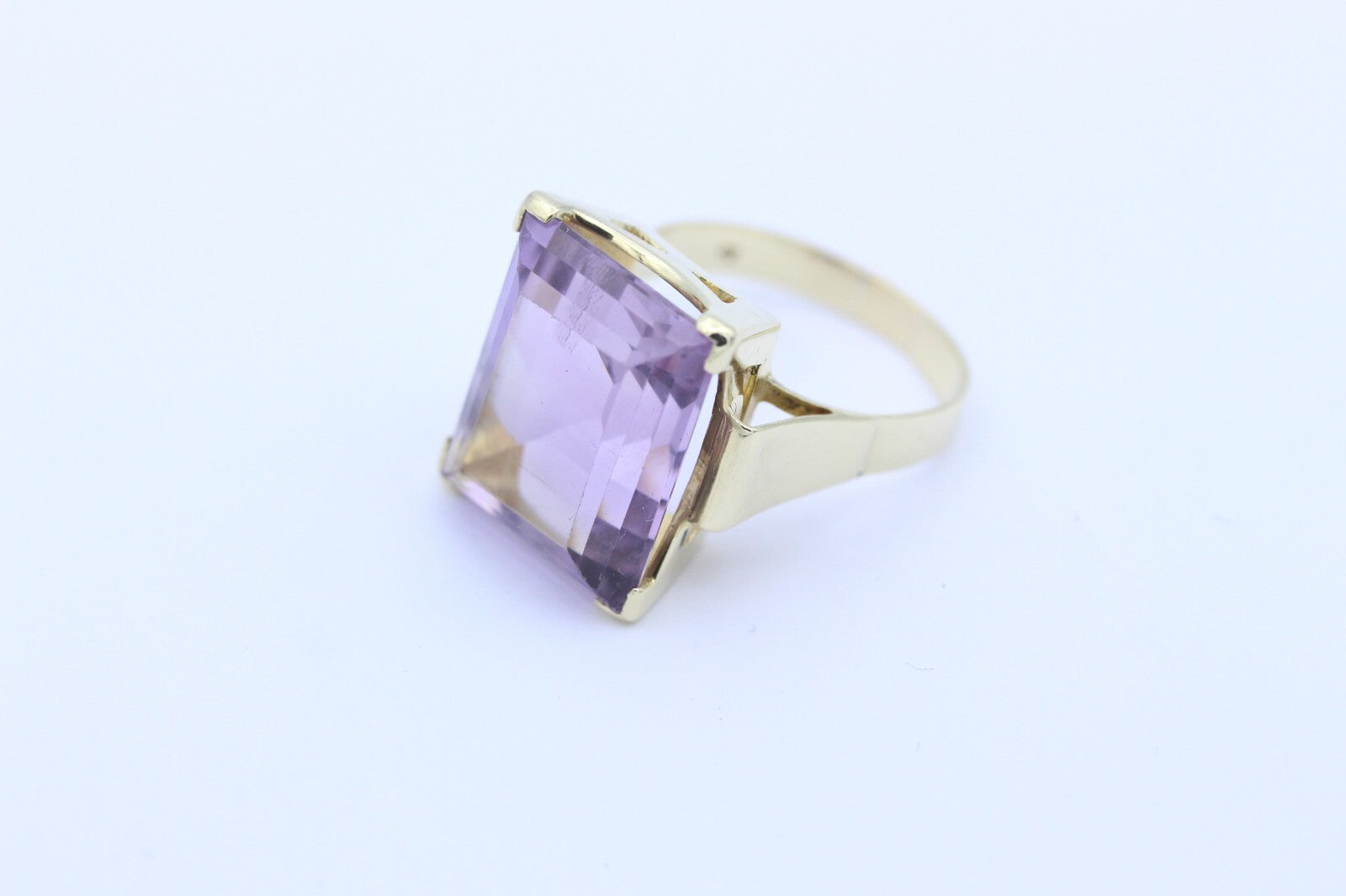 Schöner Damen Ring aus 585 / 14k Gelbgold mit ein Lila Edelstein ( Amethyst )