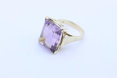 Schöner Damen Ring aus 585 / 14k Gelbgold mit ein Lila Edelstein ( Amethyst )