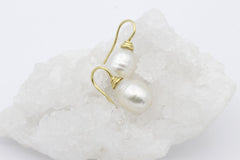 750 Gelbgold Ohrhänger mit Süßwasserzuchtperlen Tropfenform 18K Perlenohrringe
