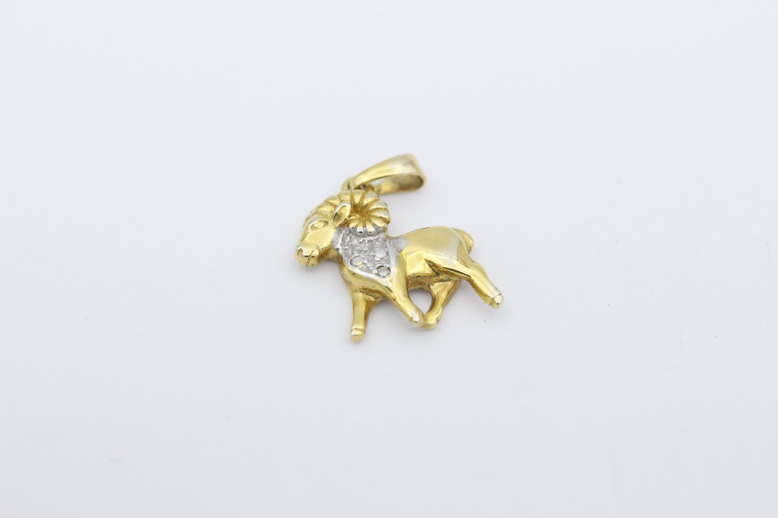 Gold Anhänger Steinbock aus 375 / 9k Gelbgold mit ein kleinen Diamant