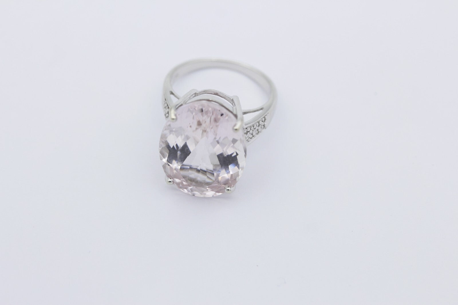 Außergewöhnlicher Damen Ring aus 375 / 9k Weißgold mit Edelstein & Diamanten