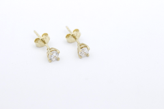 Zarte Ohrstecker Ohrschmuck aus 585 / 14k Gelbgold mit je ein Zirkonia Edelstein