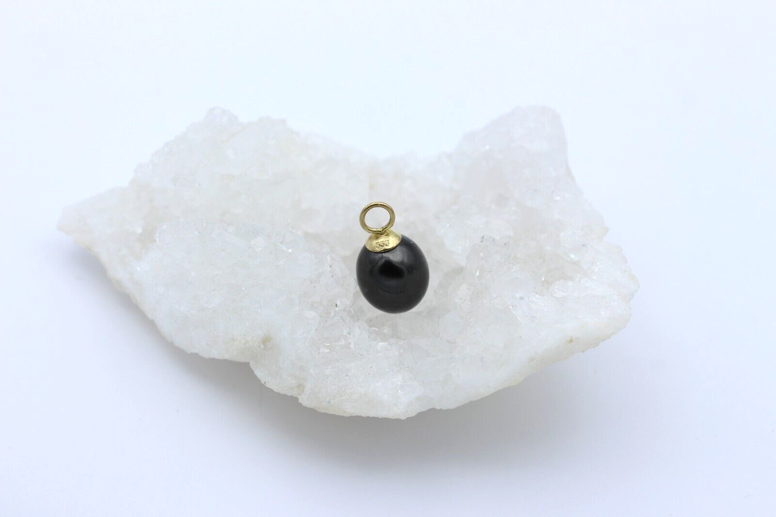 Schöner Anhänger aus 333 / 8k Gelbgold mit eine schwarze Perle