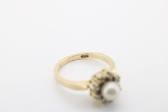 Eleganter Massiver Goldring mit Perle und 8 Brillanten 0,32 ct. – Vintage Stil