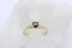 Zarter Solitär Damen Gold Ring aus 585 / 14k Gelbgold mit einem roten Brillanten