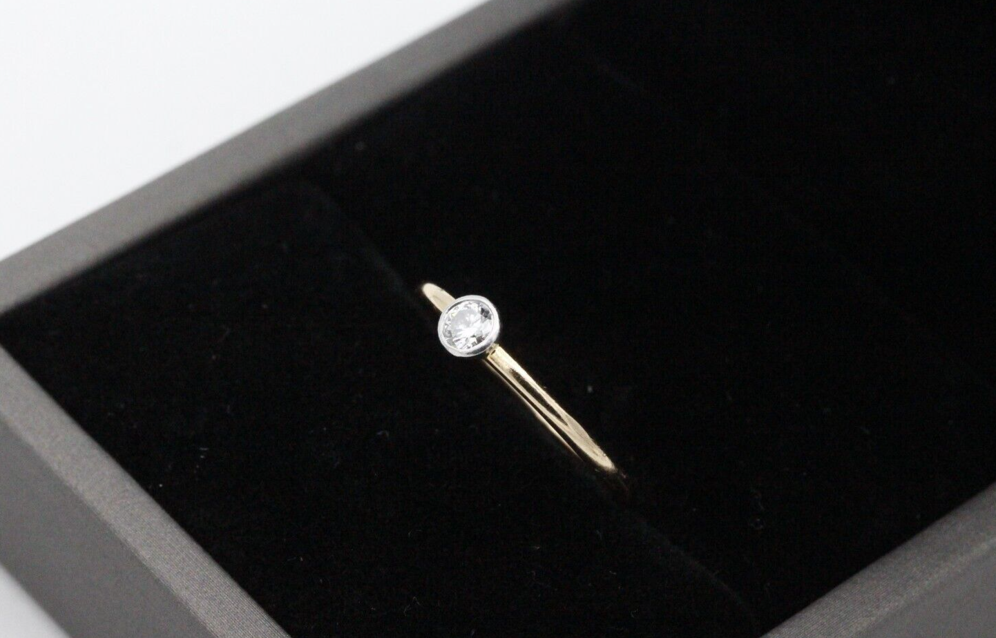 Tiffany & Co. Ring aus 750 / 18 Kt Gold + 950 Pt Solitär Brillant ca. 0,20ct.