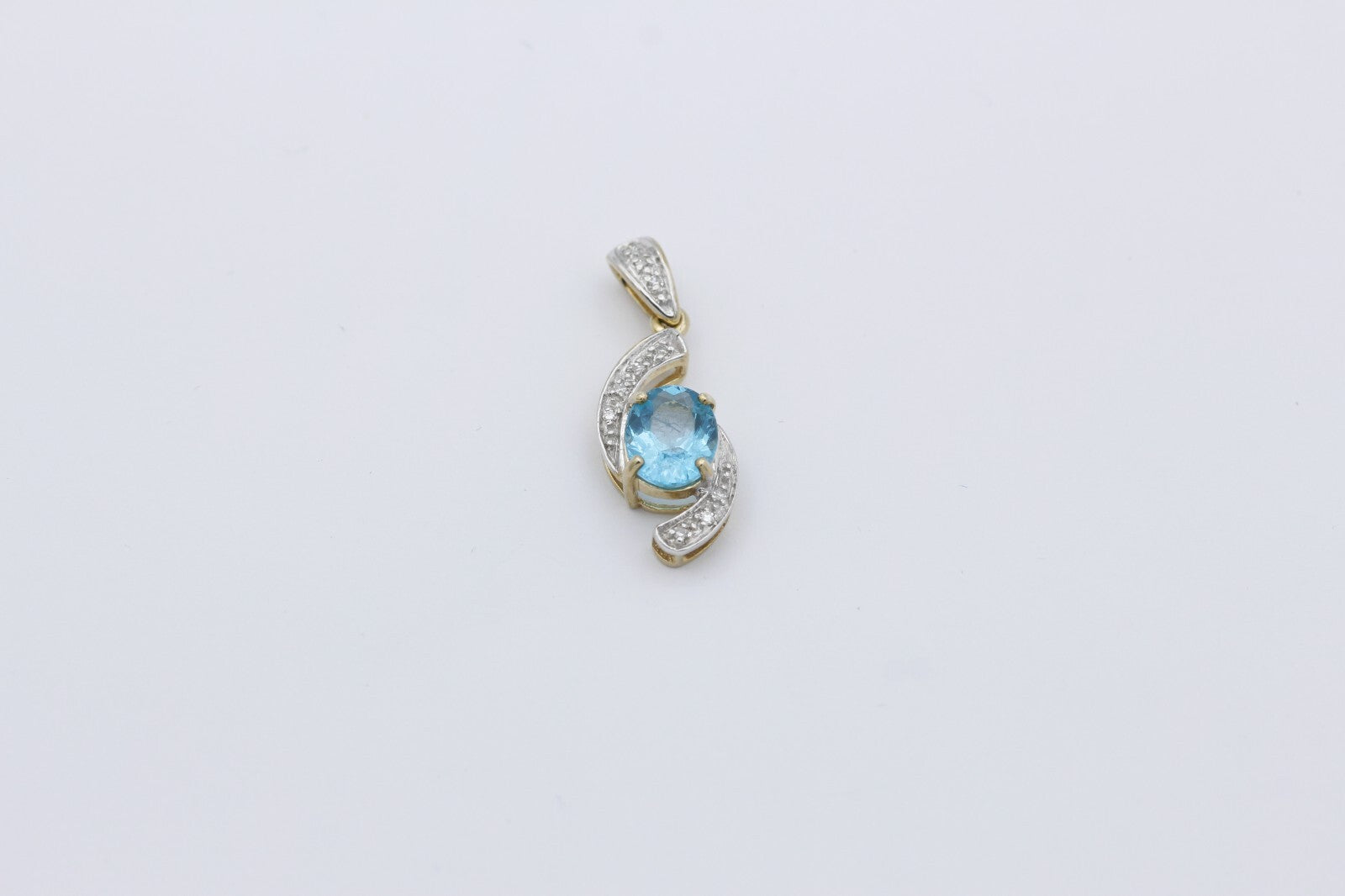 Außergewöhnlicher Juwelen Anhänger 375 / 9k Gelbgold mit ein Edelstein&Diamanten