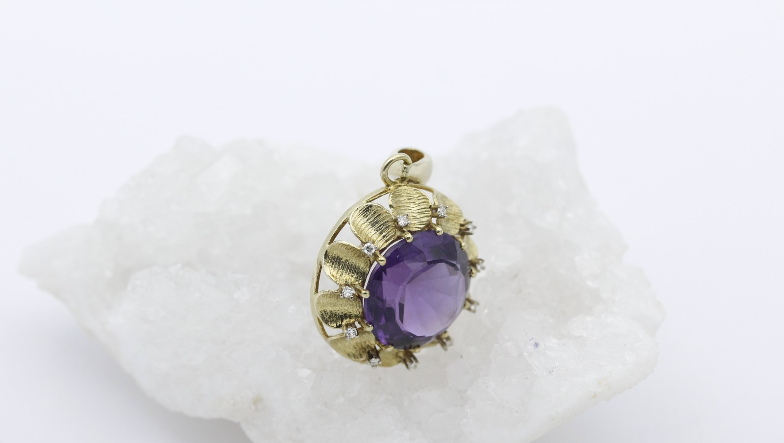 Schöner Anhänger 585 / 14 Karat Gelbgold mit ein großen Amethyst & Diamanten