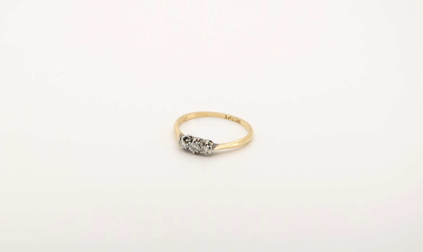 Zarter Antiker 18 Karat (750) Damen Goldring mit 3 Diamanten Trilogy Stil Gr. 53