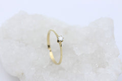 Zarter Solitär Damen Ring aus 585 / 14K Gelbgold mit ein Diamant ca. 0,10 ct.