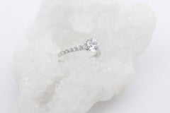 Traumhafter Damen Ring aus 333 / 8k Weißgold mit funkelnde Zirkonia | Gr. 54