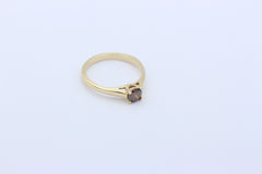 Zarter Solitär Damen Gold Ring aus 585 / 14k Gelbgold mit einem roten Brillanten