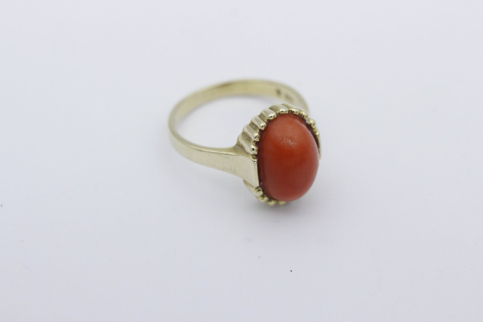 Schöner Korallen Damen Ring aus 333 / 8 Karat Gelbgold mit eine Koralle | Gr. 56