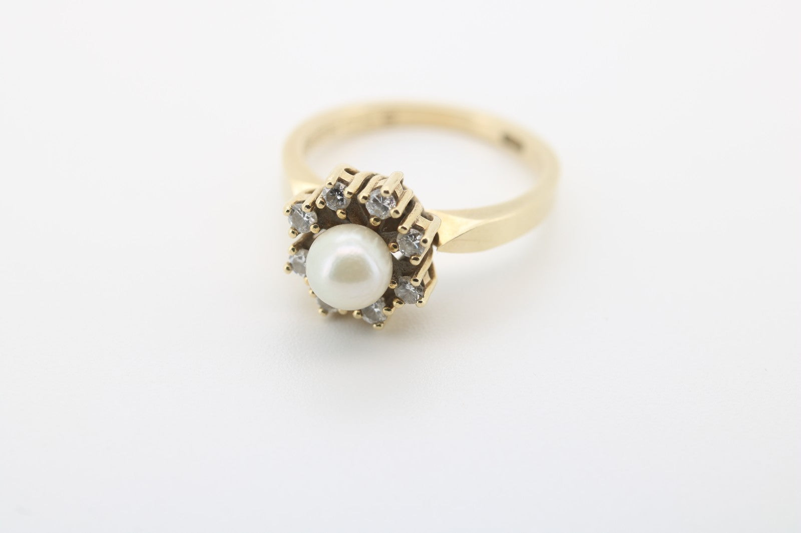 Eleganter Massiver Goldring mit Perle und 8 Brillanten 0,32 ct. – Vintage Stil