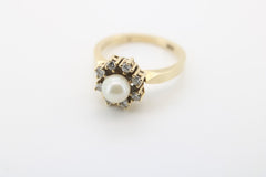Eleganter Massiver Goldring mit Perle und 8 Brillanten 0,32 ct. – Vintage Stil