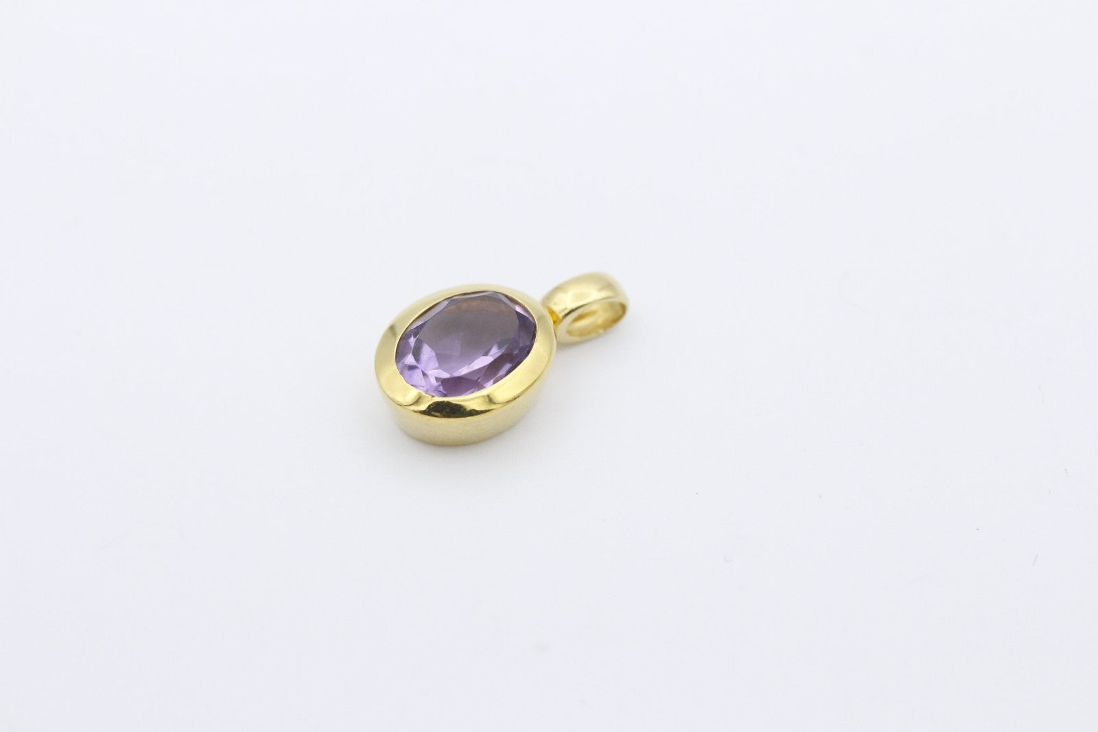 Schöner schlichter Anhänger aus 333 / 8 Karat Gelbgold mit ein Amethyst