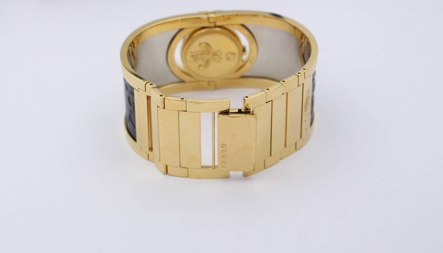 Gucci Twirl 112 breiter Armreif Damenuhr Edelstahl Vergoldet