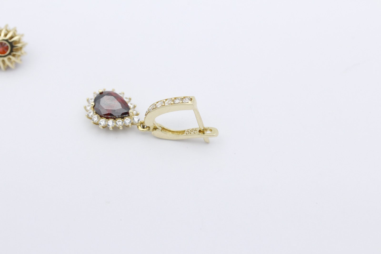 Traumhafter Ohrschmuck Ohrringe 585 / 14karat Gelbgold mit Granat & weiße Steine