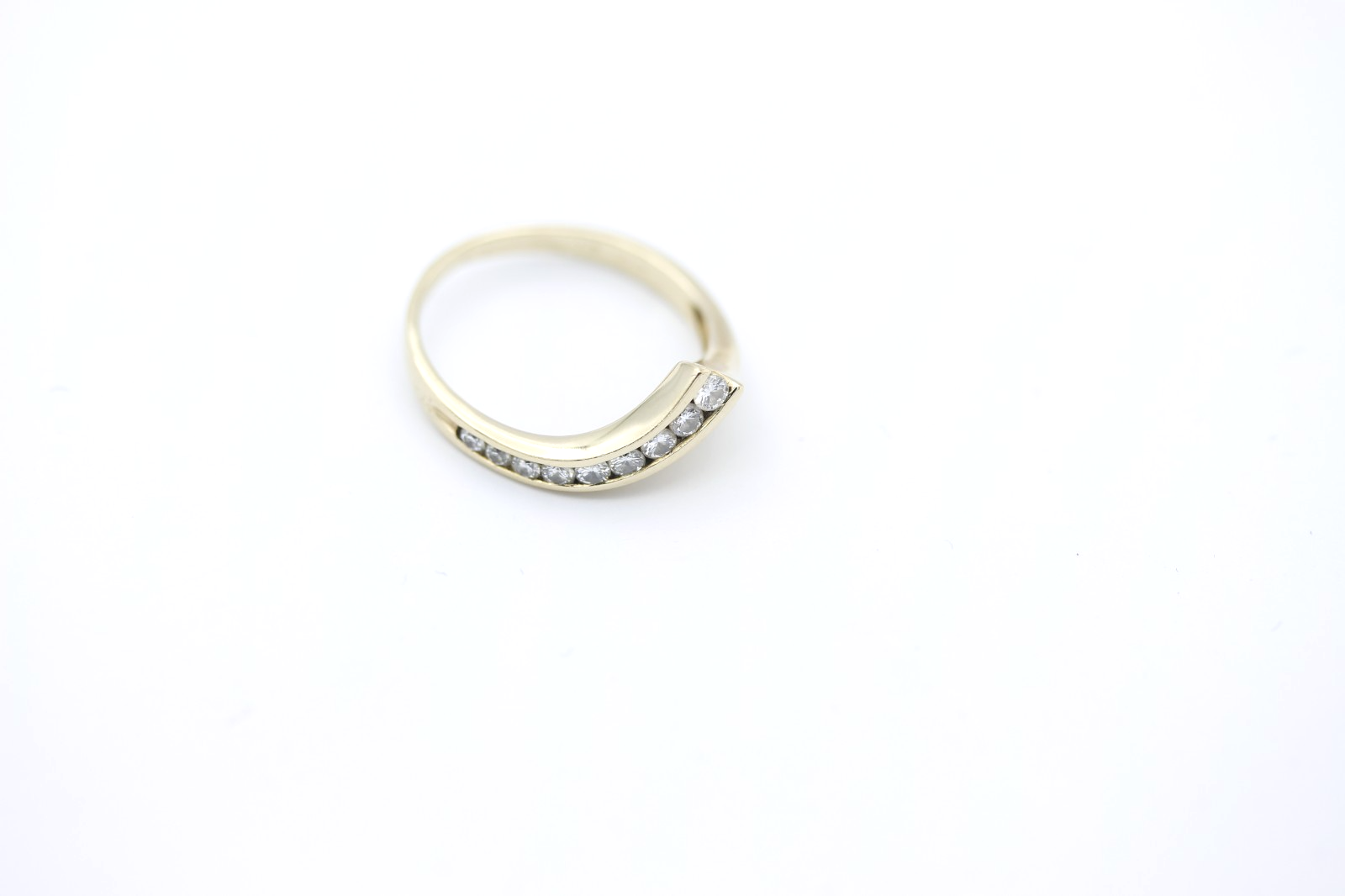 Moderner Damen V-Ring / Chevron Ring 585 / 14K Gelbgold mit 9 Brillanten Gr. 56